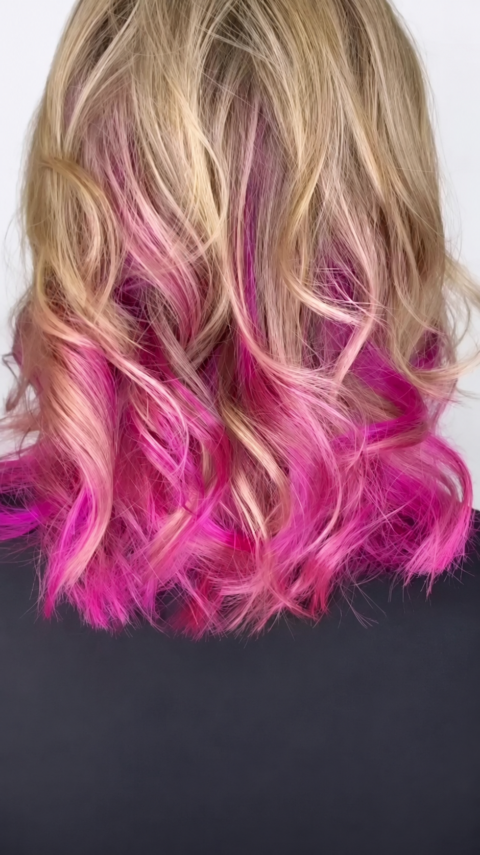 Cabelo loiro com pontas rosa e magenta, visto de costas