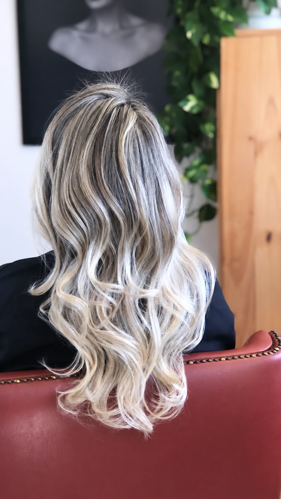 Cabelo loiro ondulado com raiz sombreada, visto de costas