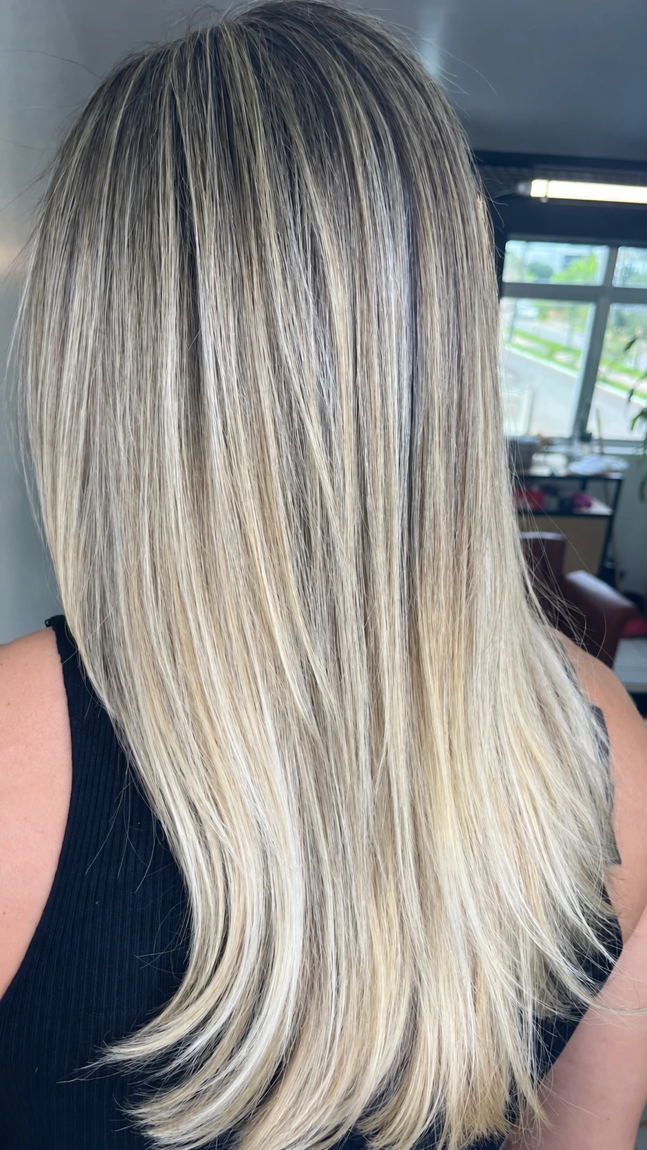 Cabelo loiro liso em camadas, visto de costas