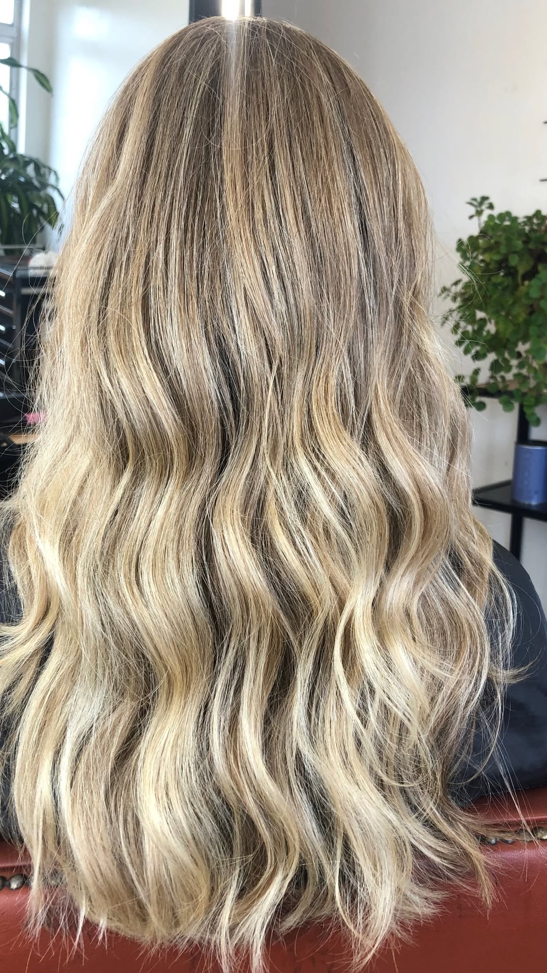 Cabelo loiro longo e ondulado, visto de costas