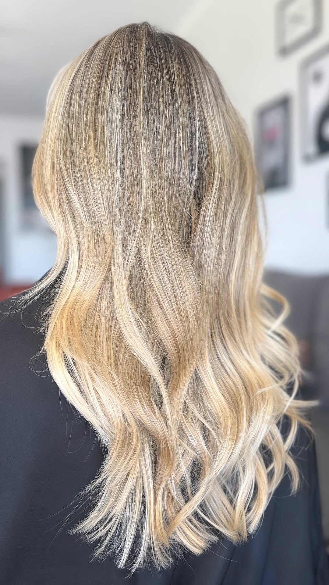 Cabelo loiro com ondas e pontas claras, visto de costas